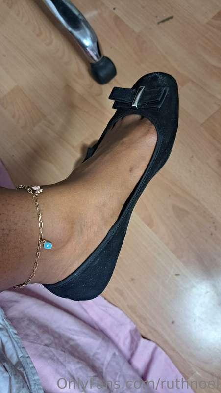 Cute feet and anklets DM for more 😍
