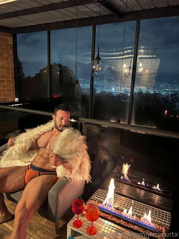 A strong man needs a partnet tonight... 😏🔥 Any volunteer?