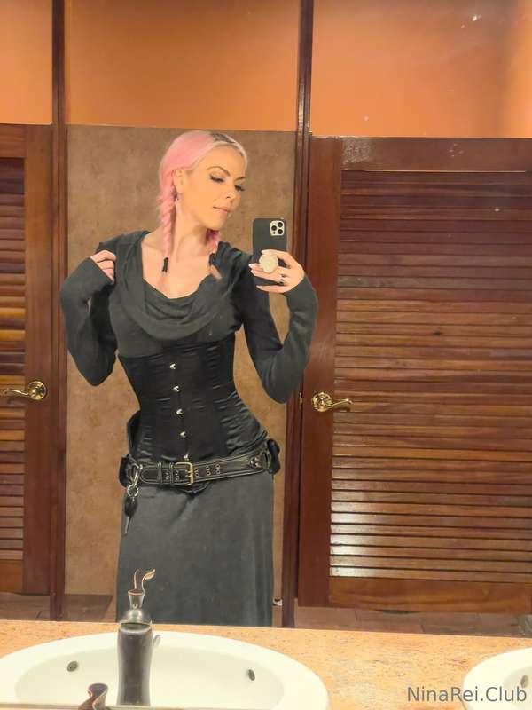 The NUMBER ONE rule of being a model: See mirror, take selfi..