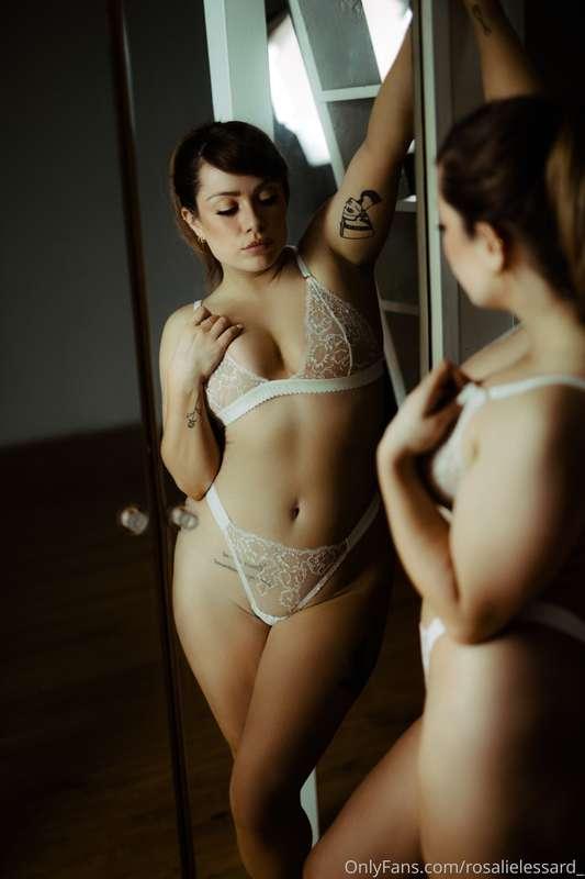 A little self exploring... hehehe🪞😏 Bootyshot assez explicit..