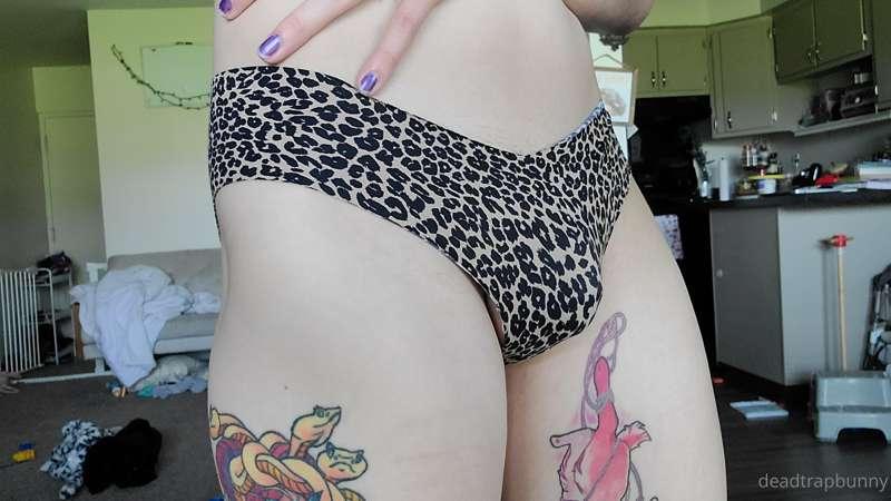 Here's some nice girl bulge while we wait for my new bunny e..