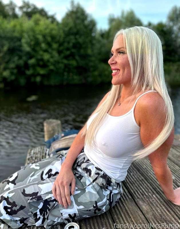 I do go outdoors lol. What do you think I was looking to the sky and wishing for 🤔? I bet it was naughty xxx

#fyp #bigboobs #blonde #cougar #milf