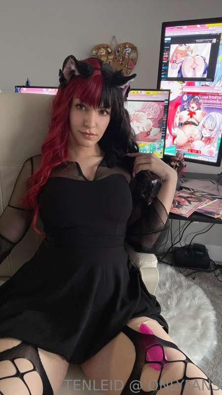Incoming new video clips: we’re hanging out before a stream ..