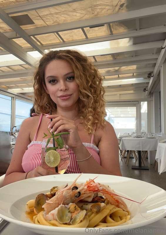 ✨ Un pranzo delizioso, un drink fresco e… la vera tentazione..
