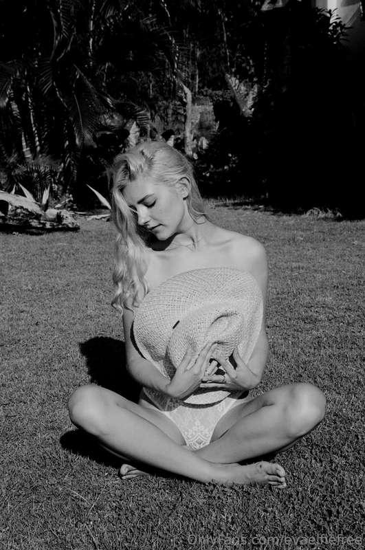 how is it fair that you get to see me like this for free?😇