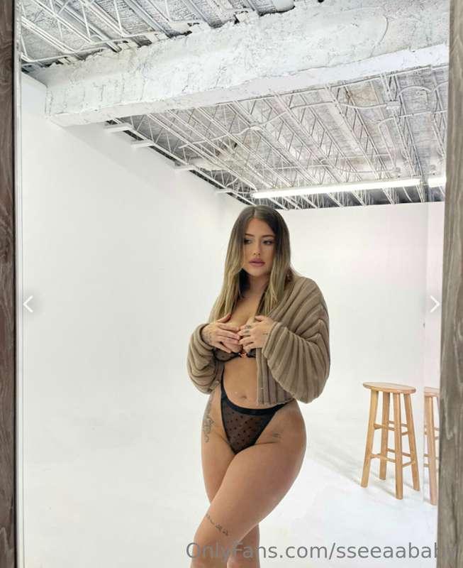 Feeling bored babe.. check your dms I sent you something hot..