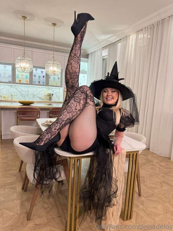 Your fav witch is ready for some magic tricks 😜