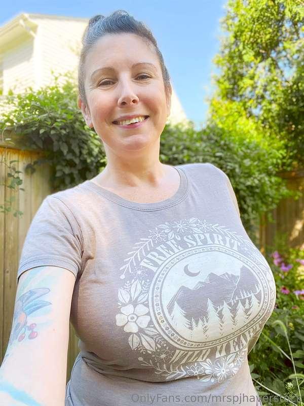 Just your friendly neighborhood milf, out for a morning walk..