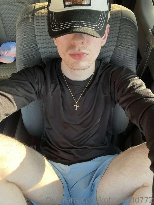 I’m in the drive thru who wanna buy me food?😈🫶🏻