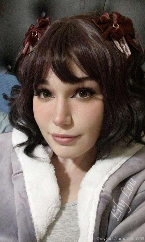 [8 pics] Wearing cute short wig, lots of cleavage and titty ..