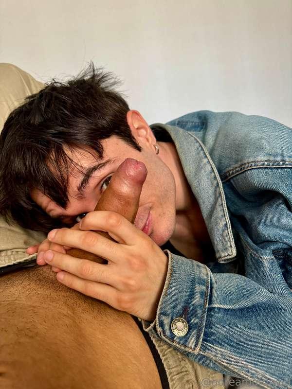 Playing peekaboo with @alejandrotwinkx 🙈 Should I post more?