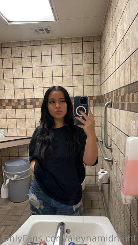 would you get naughty with me in the bathroom?😋