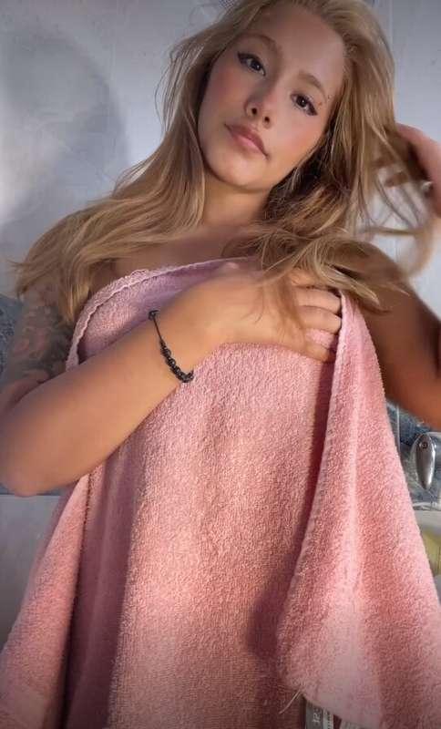 Take a shower with me?💦 Check your DMs tomorrow to see how t..