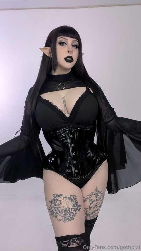 this might be my new favorite corset 🖤