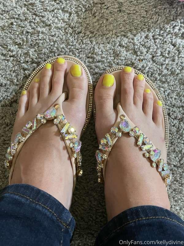 New pedi!! Neeeeoooooonnn lol