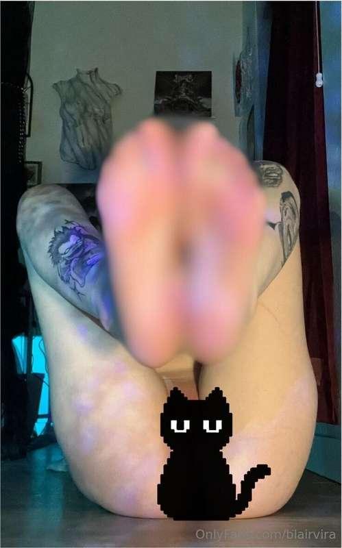 👣**Foot & Pussy lovers set** 🖤

Bending over and also lying ..