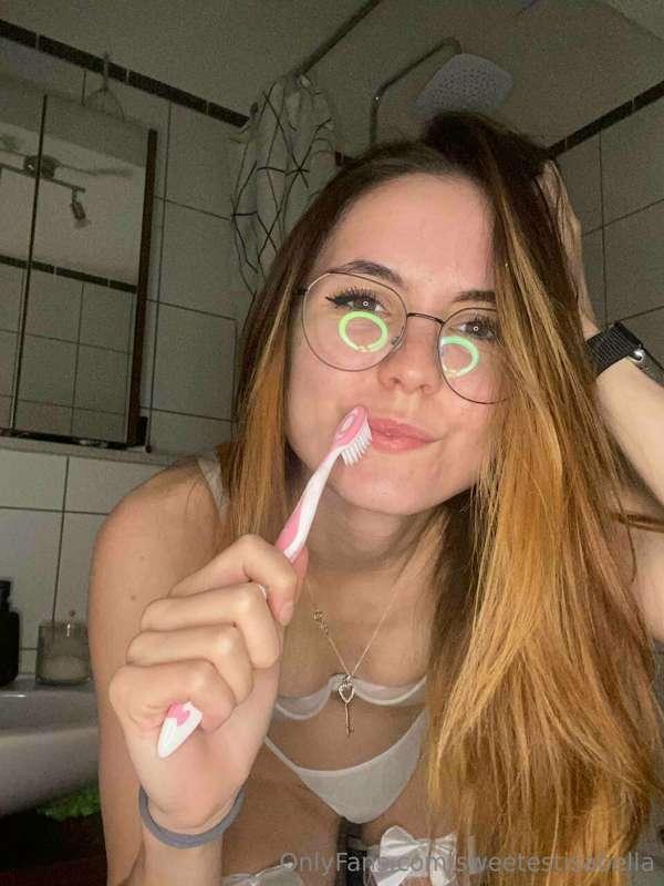 fresh and clean teeth, ready to end the day 🚿💫 whaaat is ur ..