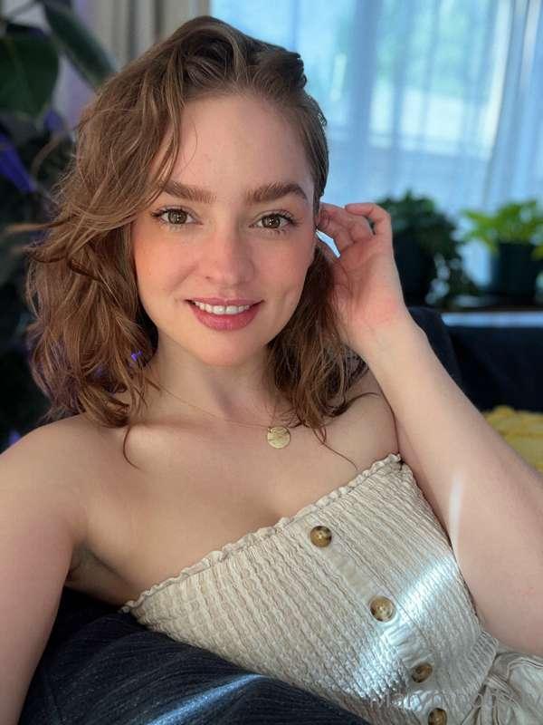 I'll be live on livemoody.com later today at 3pm PDT 🥰🌻 I'll..