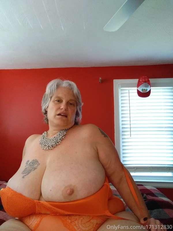 My tits are waiting to be sucked 😈😈😈