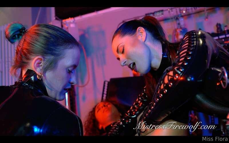 Tonight I will drop a super sexy latex bundle with 3 clips f..