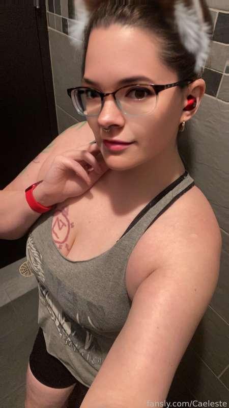 Gym selfies! #hucow #lactation #lactating #hugetits #naturaltits 