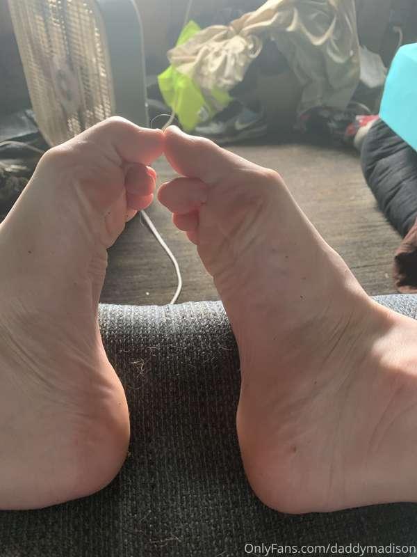 You want to lick the dirt off my sweaty feet… I know you do…..