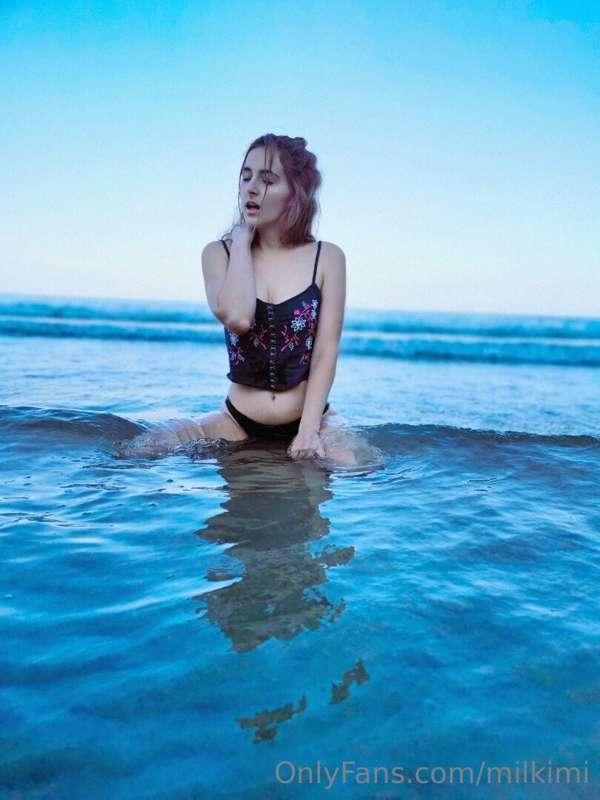 Need someone to play with me in the water 💦 🥵