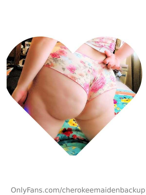 Feeling cheeky! To see more click on the link in my bio to g..