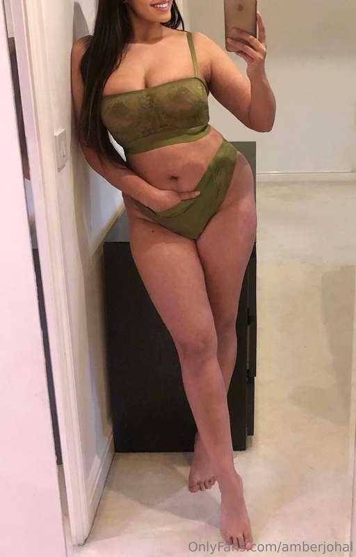 Another day in the bedroom office...😈