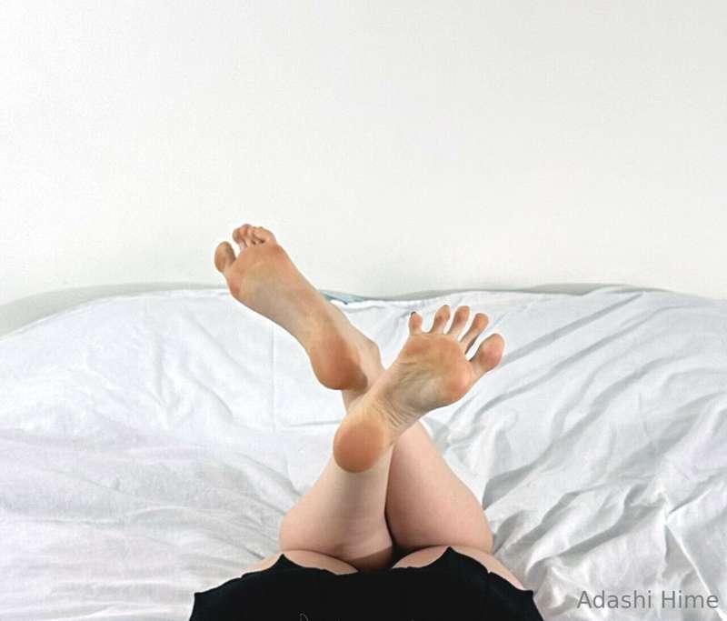 Crossed soles and spread toes just for you 💕👣