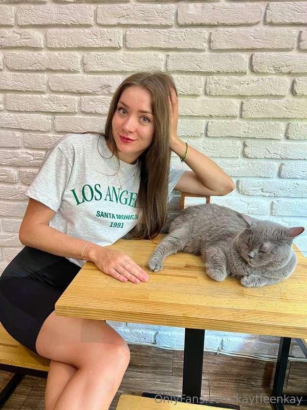 Whose face looks cuter? mine or the cat's?😁😁