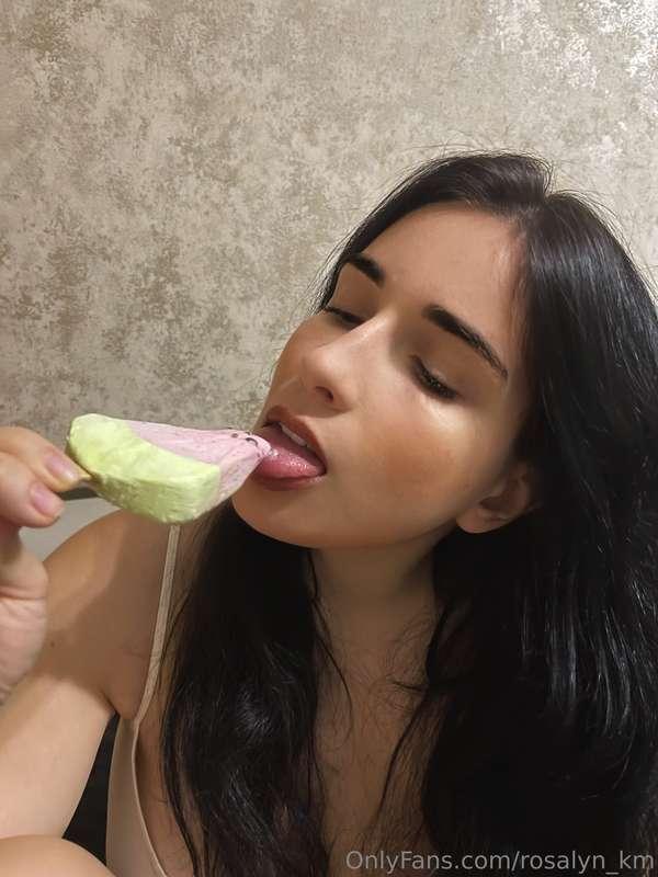 They say ice cream should be eaten quickly...😋 but I like to..