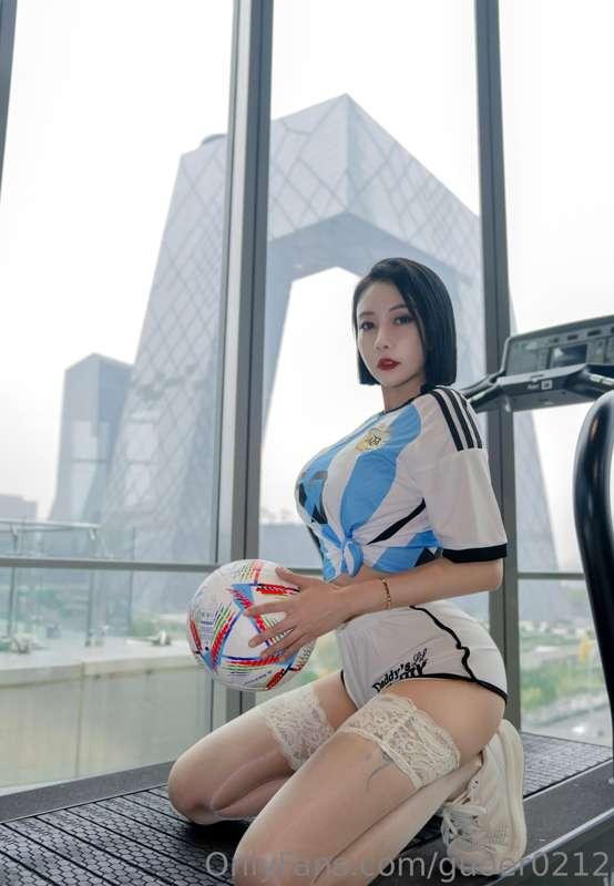 Stop staring at my ass, focus on your work out.
这个屁股评价一下