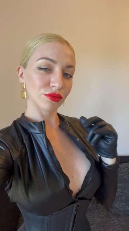 Backstage in leather 