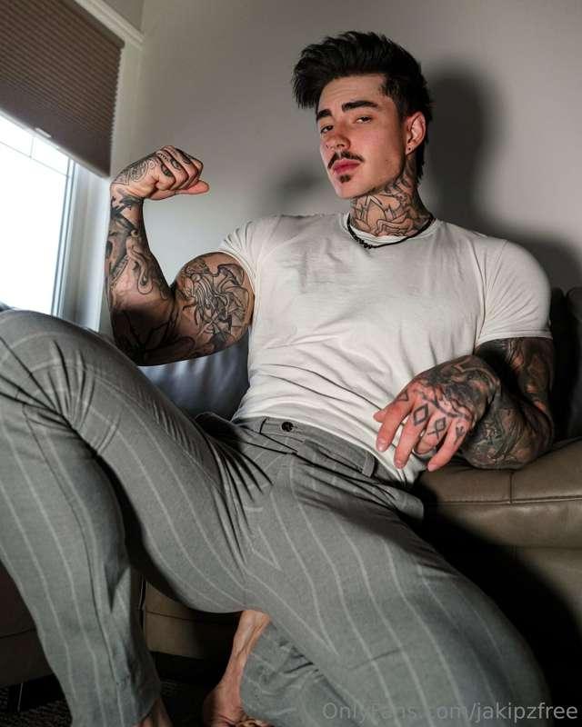 Peel these tight pants off of me please 😏..
My EXPLICIT cont..
