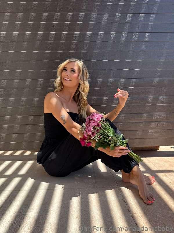I love flowers 💐🩷 what's your favorite? 💕