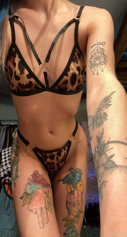 Love this lingerie set. Someone wanna buy it ? 😍🥰