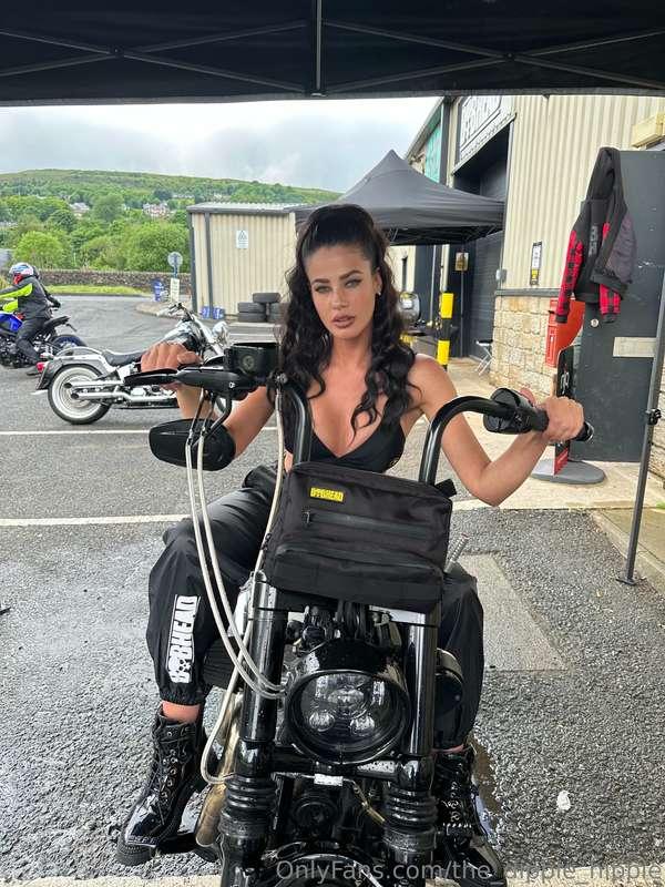 Would you let me ride you like a bike 🏍️ 😈