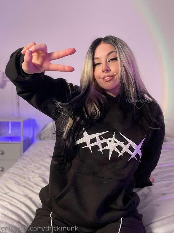 hi everyone!!! i’m back just in time for the new year 💜 miss..