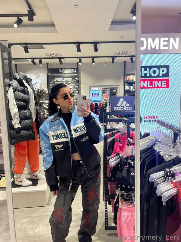 Caught in the act… shopping & fun😏🖤✨Mirror selfies don’t lie..