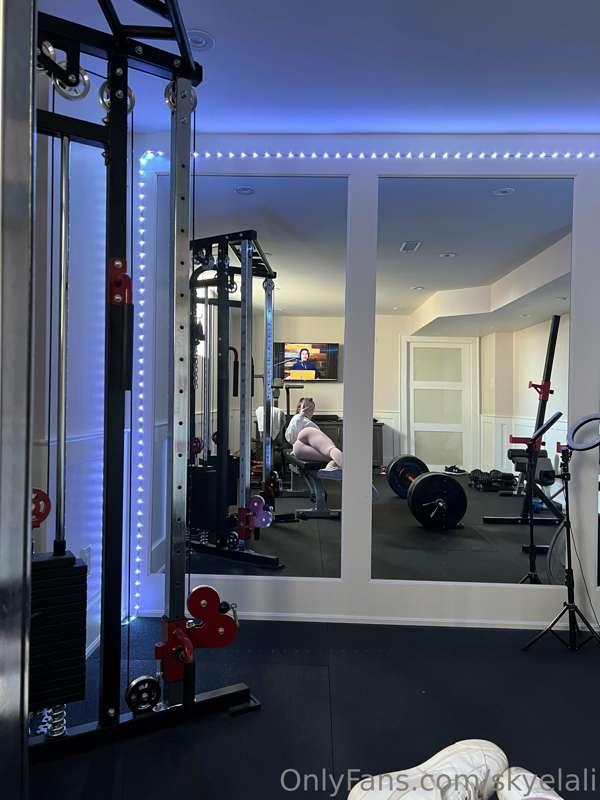 I’m thinking of doing a live stream while I workout in my gy..