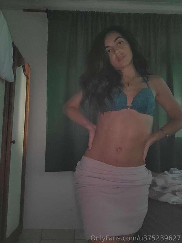 THIS HOT BABE @u375239627LOVES TO RIDE COCK! 🍌💦💦loves to sho..