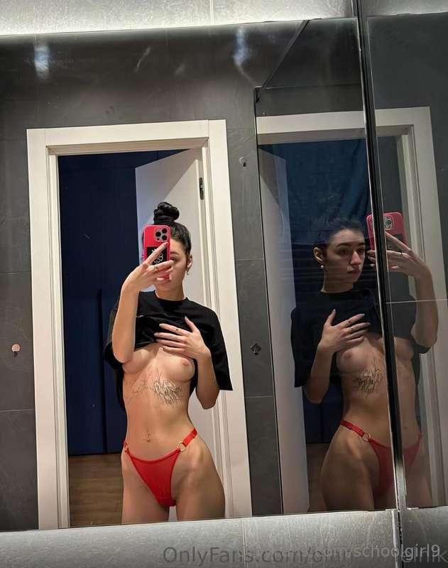 Wow! Just look at this gorgeous petite girl 🥵🥵 She wants att..