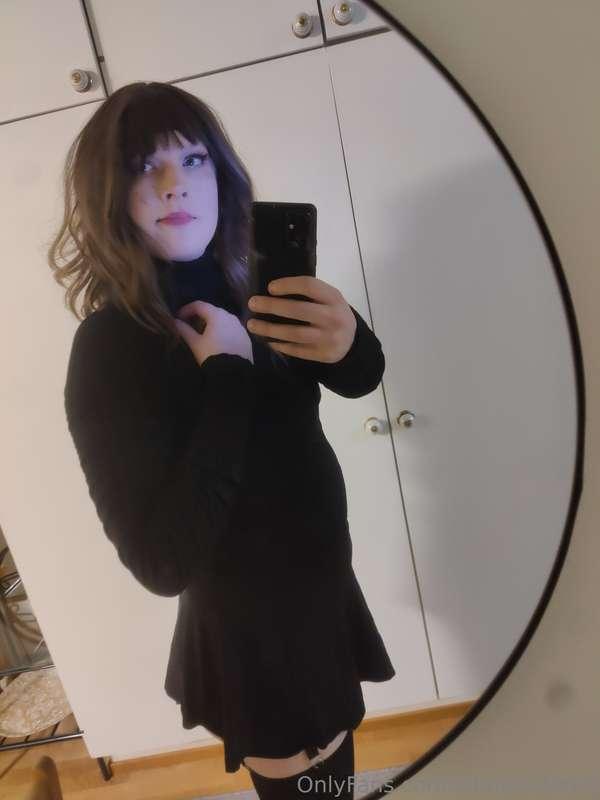 Hyvää huomenta ❤️ Vilkkuukohan pylly täältä hameen alta? 🤭