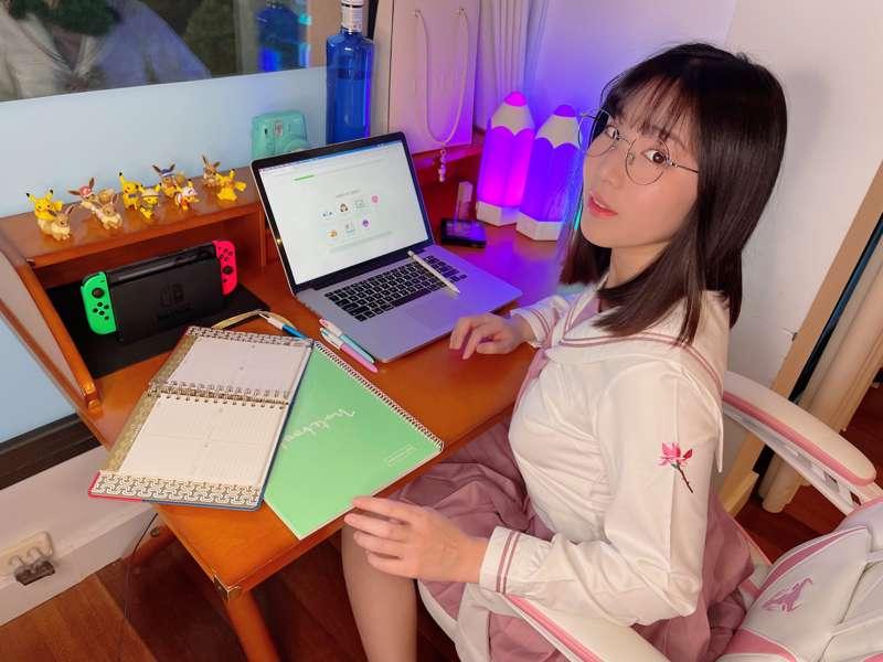 Hey Senpai, English is very difficult 😥 
Would you help me o..
