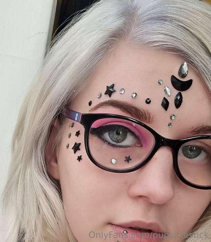 I love doing my makeup, makes me feel like a total whore <3