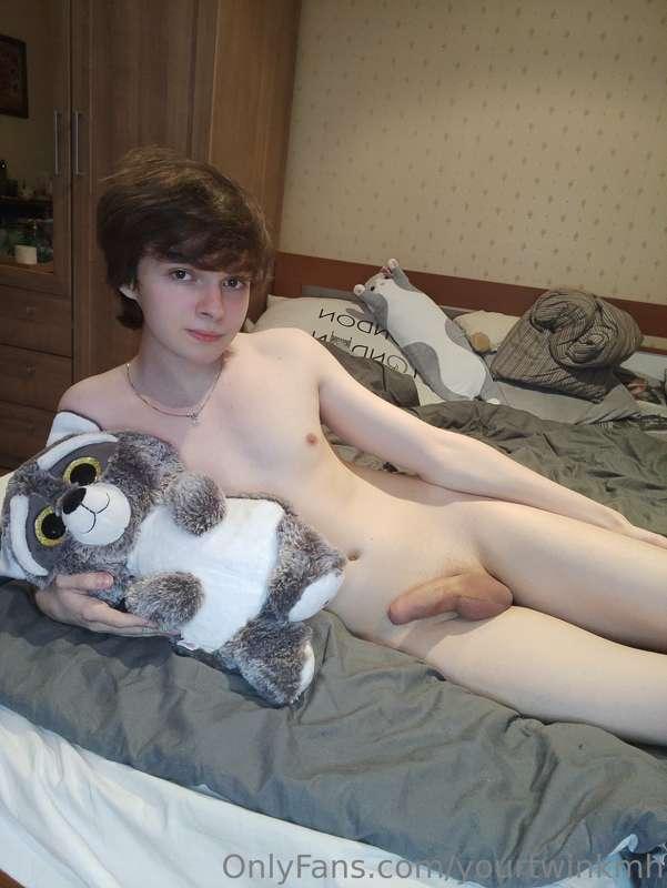 Wanna cuddle with me while I'm naked and hard?