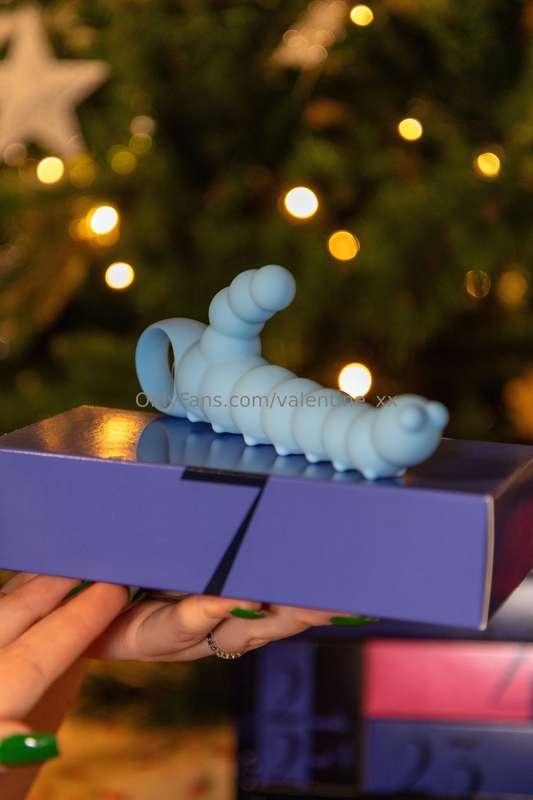 Look how I play with my new gift of the day 🤭 I put it in my..