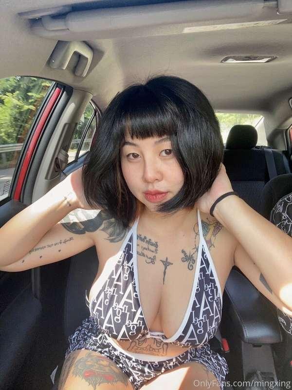 slide ▶️▶️
Can you lick my pussy in your car? 
😜😛