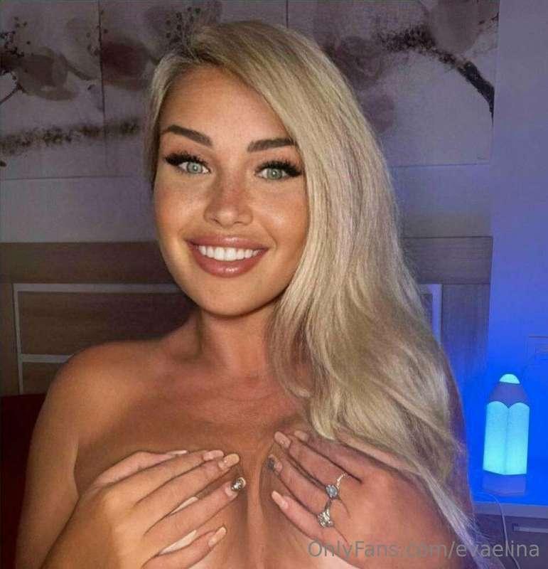 It's time to choose..breasts 🍒or ass?🍑